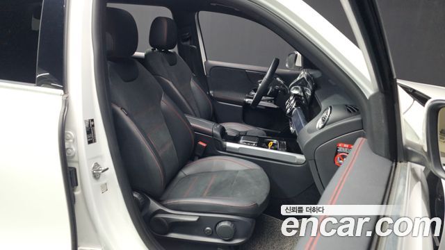 Mercedes-Benz GLB-Class 2022 — photo 17