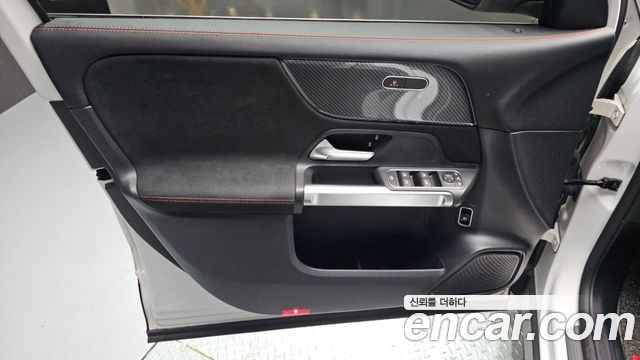 Mercedes-Benz GLB-Class 2022 — photo 14