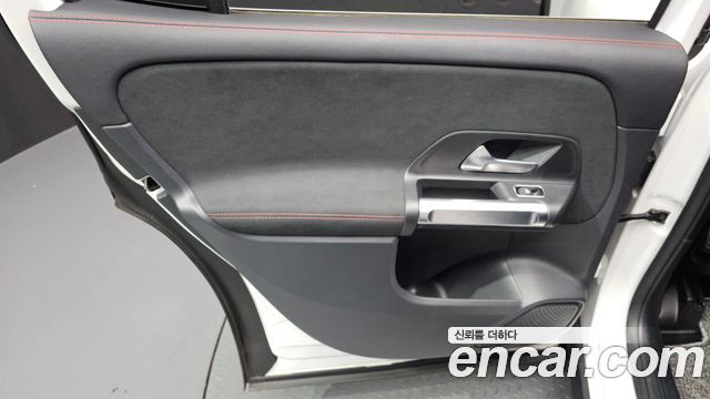 Mercedes-Benz GLB-Class 2022 — photo 15