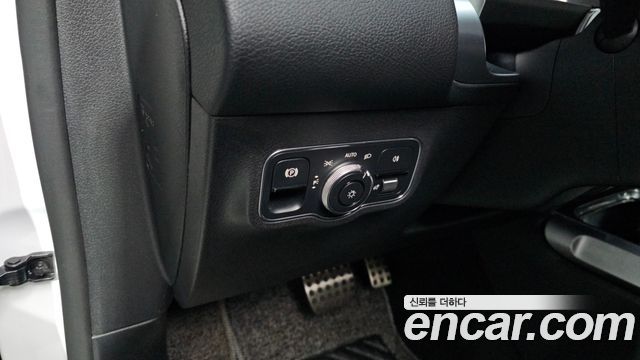 Mercedes-Benz GLB-Class 2022 — photo 31