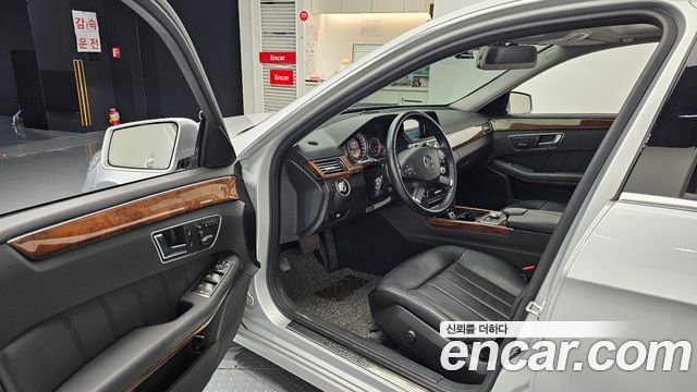 Mercedes-Benz E-Class 2012 — photo 10