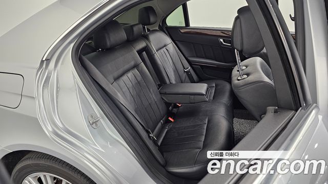 Mercedes-Benz E-Class 2012 — photo 11
