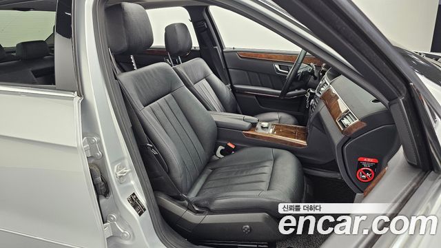 Mercedes-Benz E-Class 2012 — photo 12