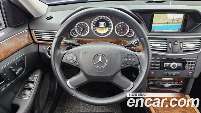 Mercedes-Benz E-Class 2012 — photo 13