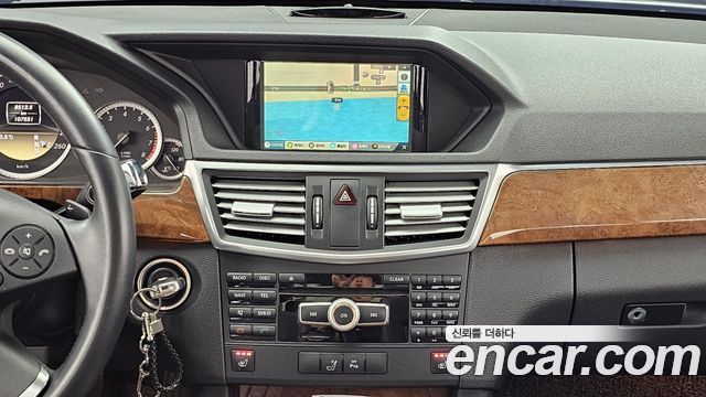 Mercedes-Benz E-Class 2012 — photo 15