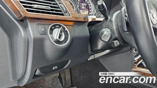 Mercedes-Benz E-Class 2012 — photo 18