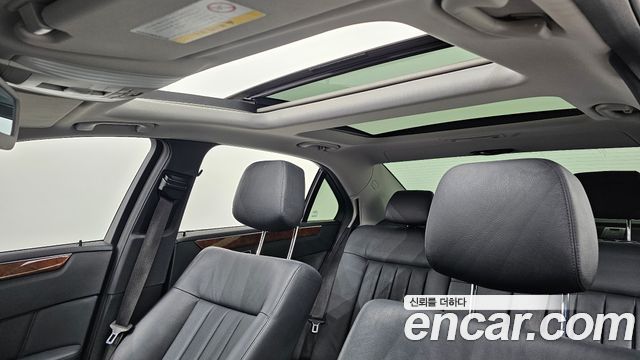 Mercedes-Benz E-Class 2012 — photo 19