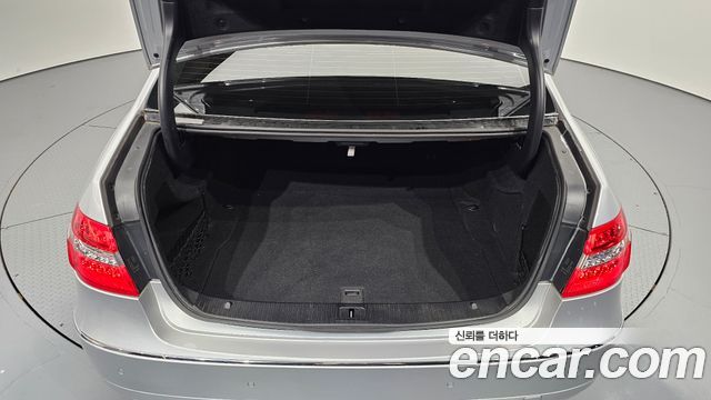 Mercedes-Benz E-Class 2012 — photo 20