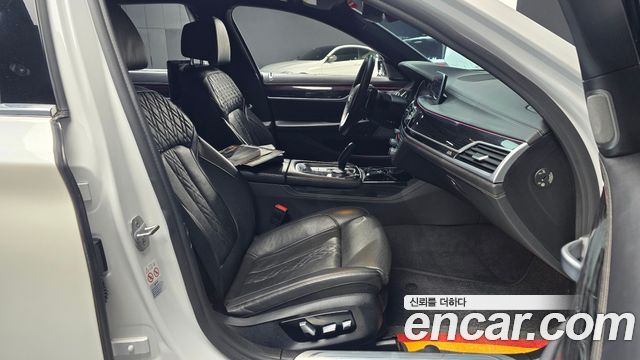 BMW 7-Series 2018 — photo 10