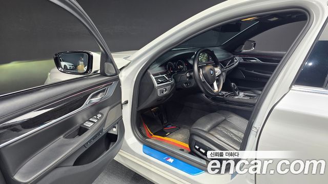 BMW 7-Series 2018 — photo 11