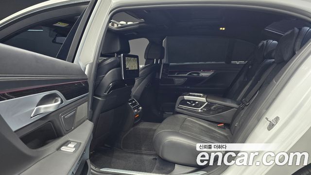 BMW 7-Series 2018 — photo 12