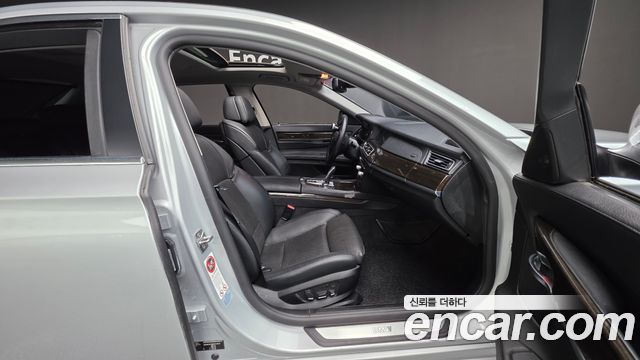 BMW 7-Series 2011 — photo 10