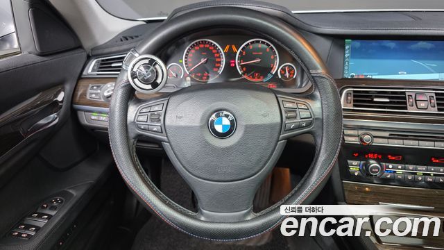 BMW 7-Series 2011 — photo 13