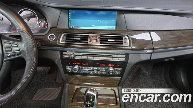 BMW 7-Series 2011 — photo 14