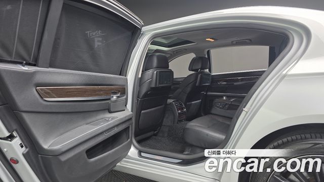 BMW 7-Series 2011 — photo 17