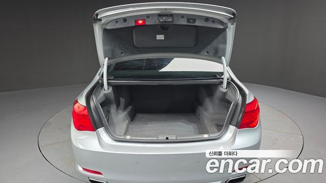 BMW 7-Series 2011 — photo 20