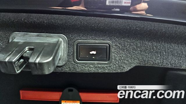 Audi A8 2012 — photo 17