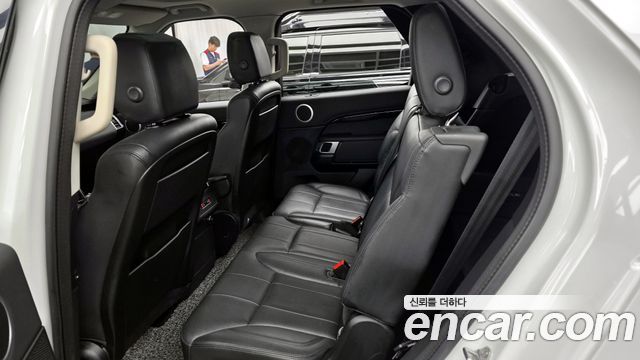 Land Rover Discovery 2019 — photo 16