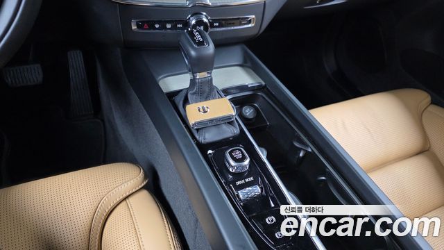 Volvo XC60 2018 — photo 12