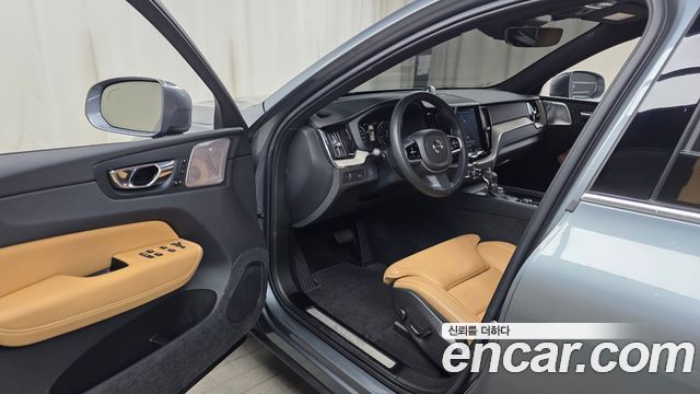 Volvo XC60 2018 — photo 13