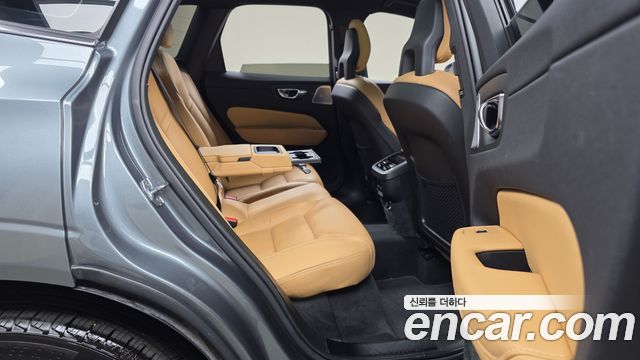 Volvo XC60 2018 — photo 18