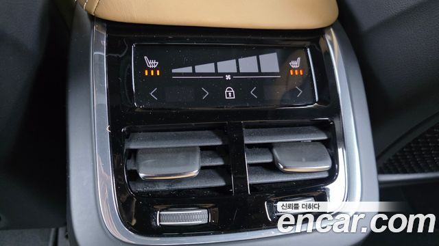 Volvo XC60 2018 — photo 24