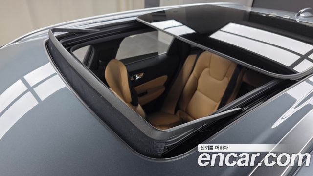 Volvo XC60 2018 — photo 25