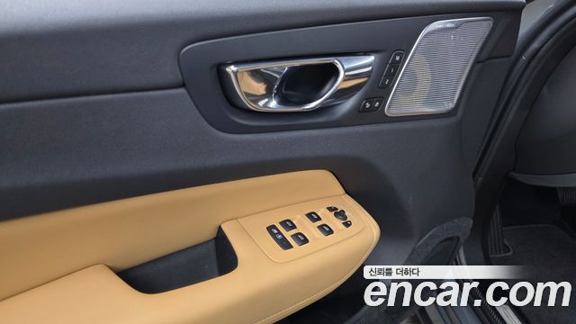 Volvo XC60 2018 — photo 14