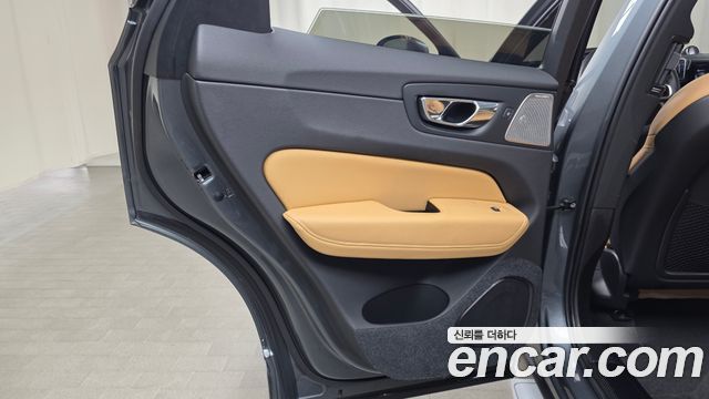 Volvo XC60 2018 — photo 15