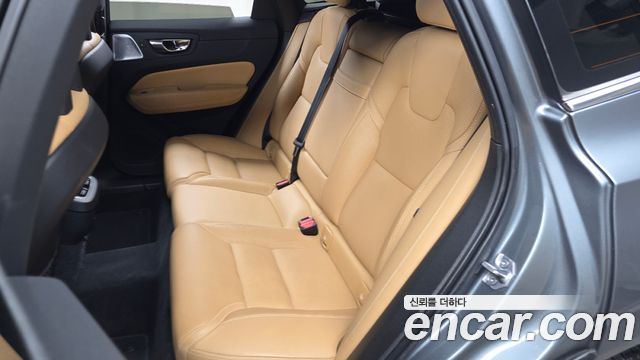 Volvo XC60 2018 — photo 16