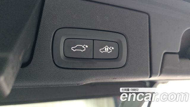 Volvo XC60 2018 — photo 29