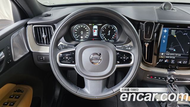 Volvo XC60 2018 — photo 31