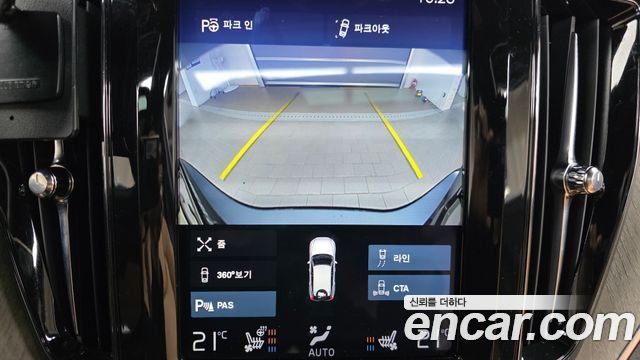 Volvo XC60 2018 — photo 34