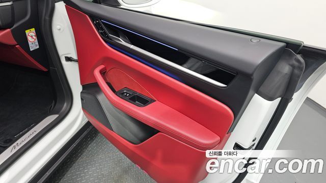 Porsche Macan 2025 — photo 18