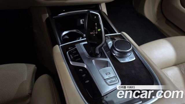 BMW 7-Series 2016 — photo 9