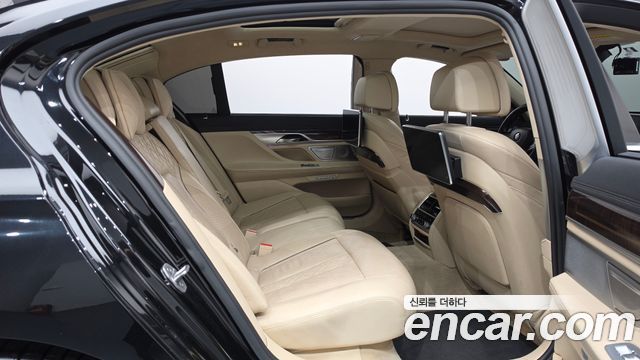 BMW 7-Series 2016 — photo 11