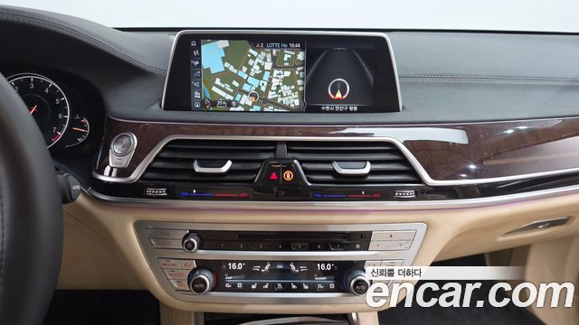 BMW 7-Series 2016 — photo 12