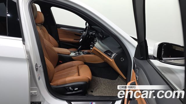 BMW 5-Series 2018 — photo 17