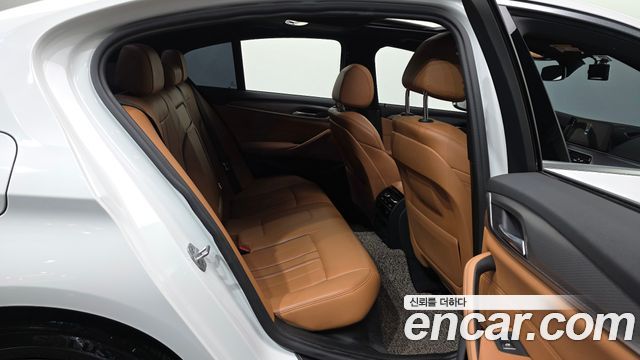 BMW 5-Series 2018 — photo 18