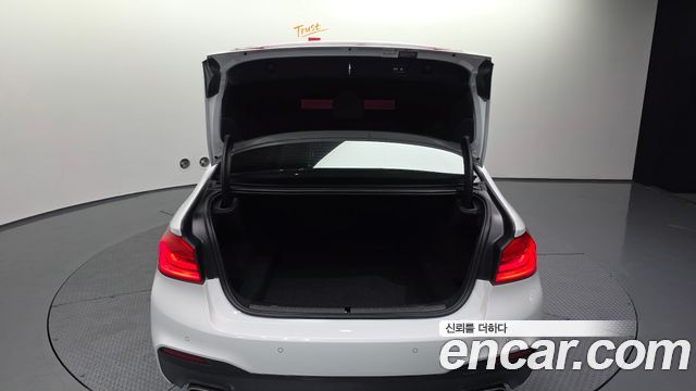 BMW 5-Series 2018 — photo 26