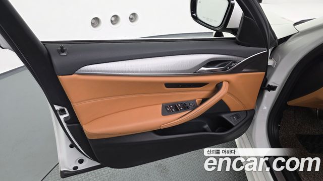 BMW 5-Series 2018 — photo 14