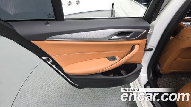 BMW 5-Series 2018 — photo 15