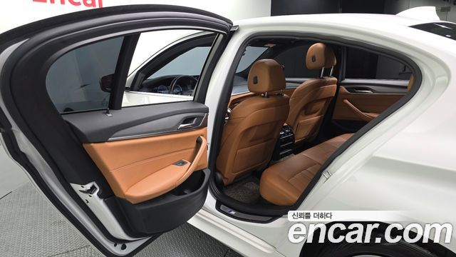 BMW 5-Series 2018 — photo 16