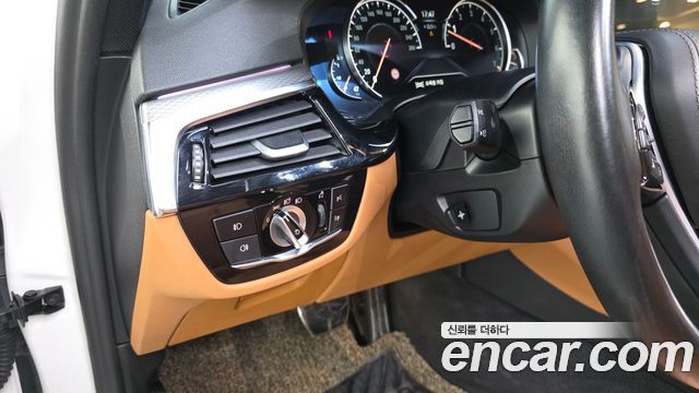 BMW 5-Series 2018 — photo 27
