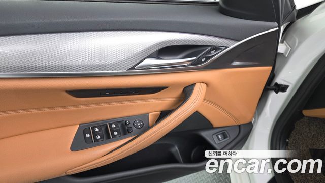 BMW 5-Series 2018 — photo 28
