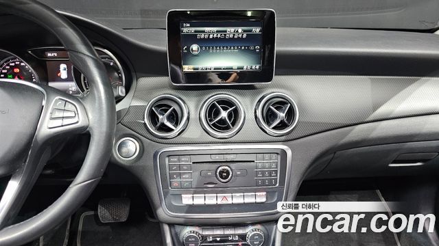 Mercedes-Benz GLA-Class 2018 — photo 12