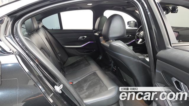 BMW 3-Series 2021 — photo 17