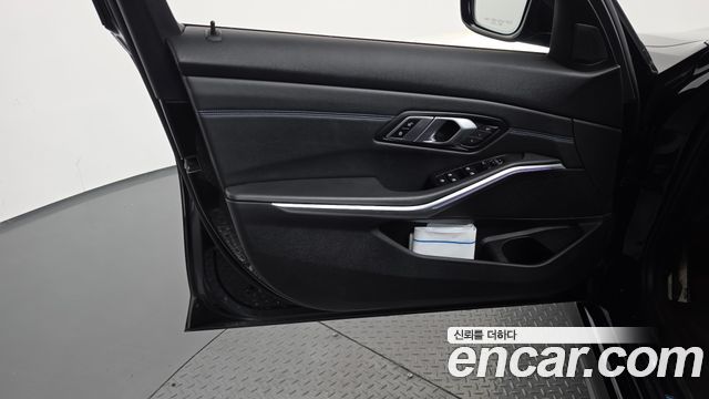 BMW 3-Series 2021 — photo 14