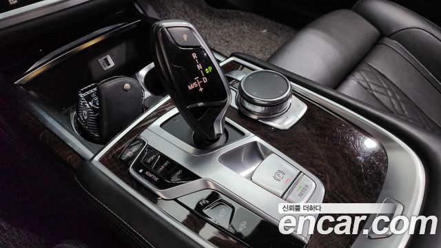 BMW 7-Series 2016 — photo 9