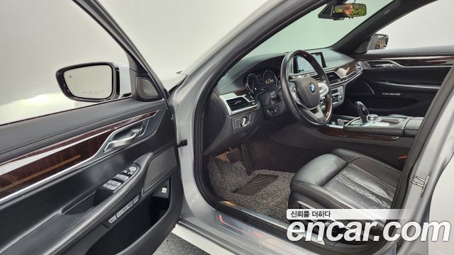 BMW 7-Series 2016 — photo 10